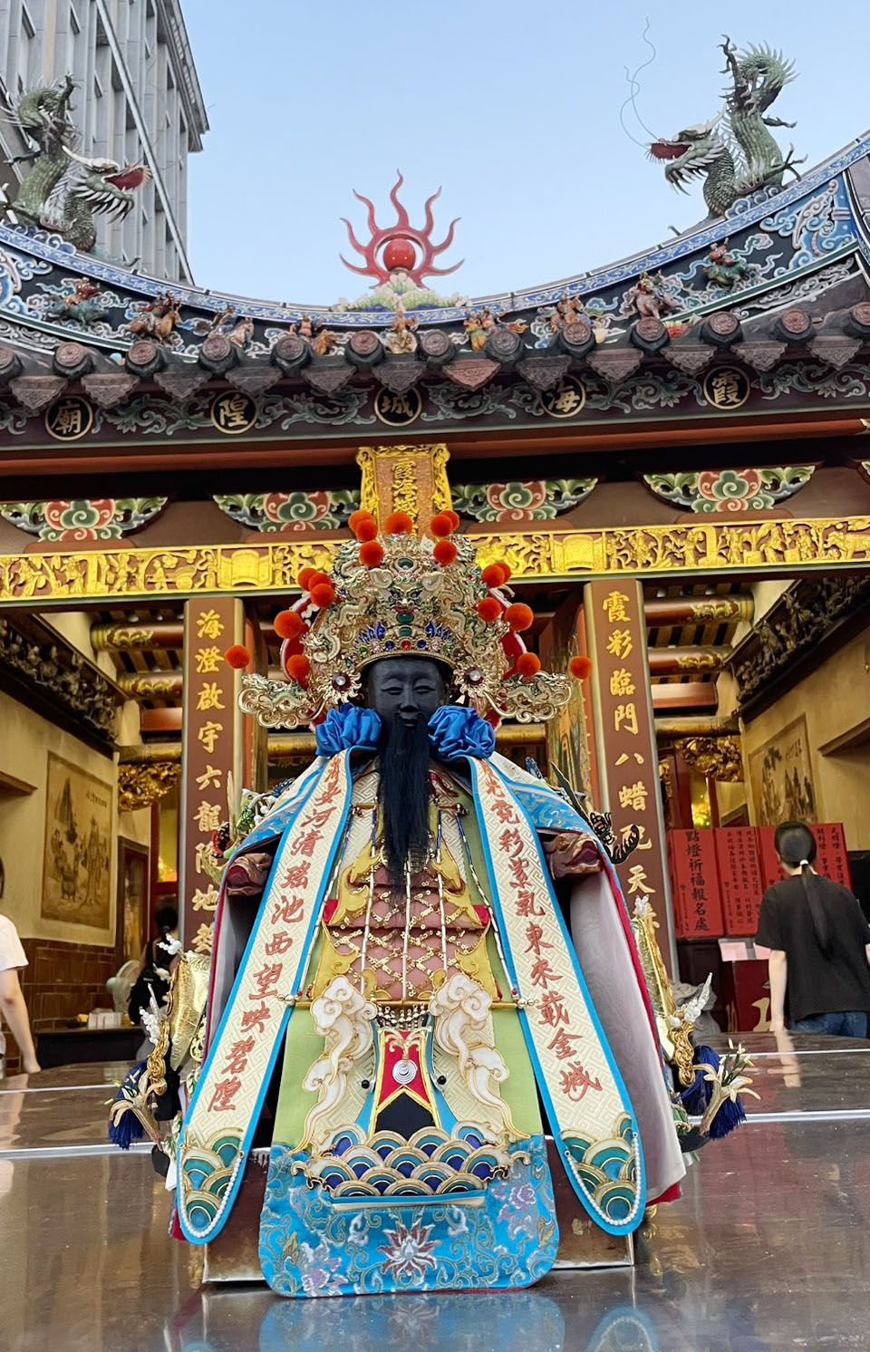 神衣正面的門襟（劍帶）上，繡有廟方陳文文管理人親筆揮毫的書法墨寶真跡。