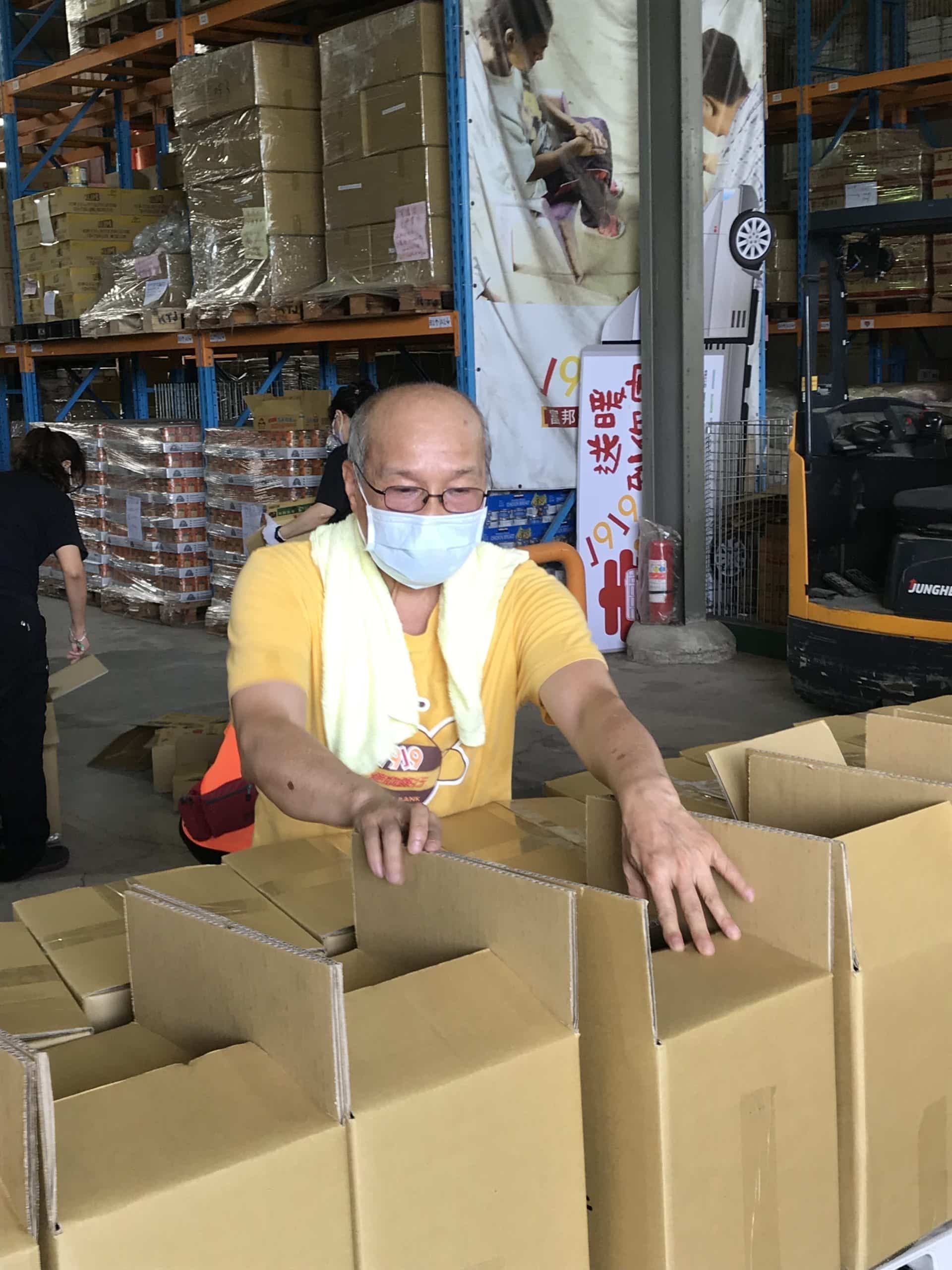 歷經癌病磨難與人生低谷 邱大信著書《大信》記錄淬鍊與奉獻 3 邱大信到1919食物銀行八里倉庫幫忙分類整理食物箱以寄送給弱勢案家 scaled e1782184759481