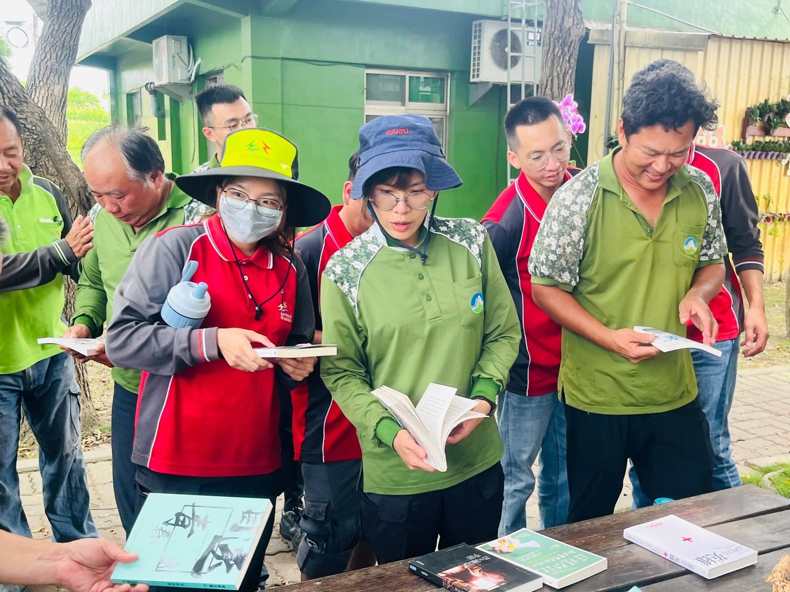 綠意與書香交織! 中市外埔區清潔隊打造「榕樹下閱讀角」 療癒同仁身心 3 閱讀至樂 scaled 1