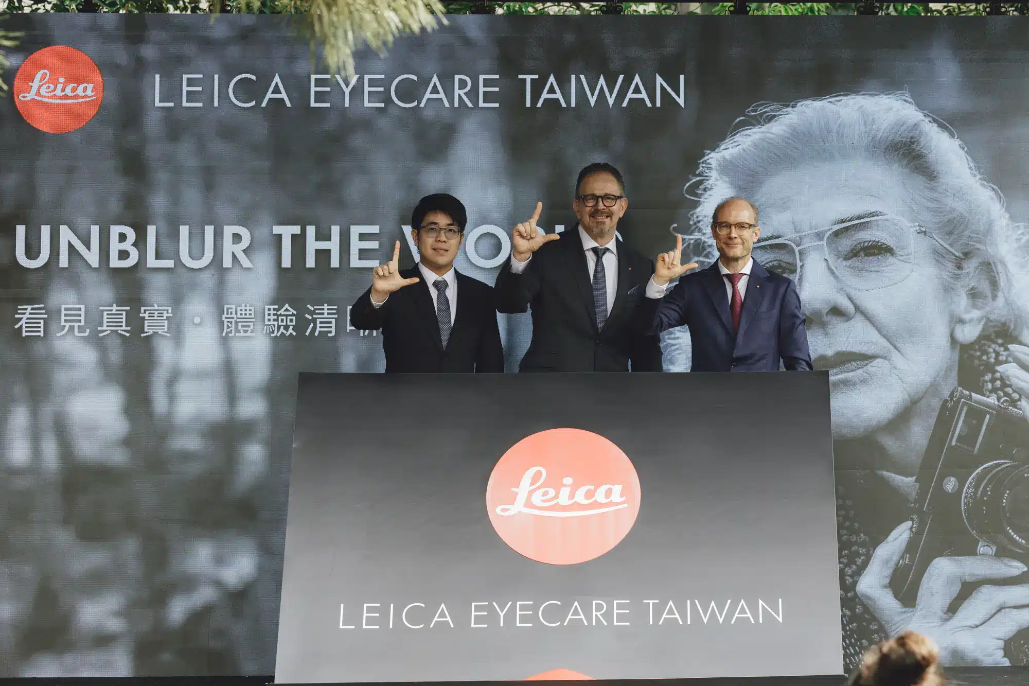 香港明達光學 執行董事 Henry Managing Director Leica Eyecare Jorg BauerManaging Director Leica Camera Greater China 大中華地區董事總經理 啟動儀式