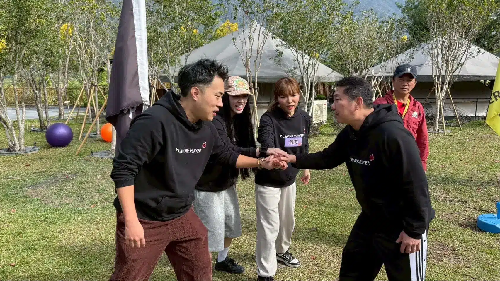 黑隊由屈中恆（右1）帶領余祥銓、何美與宋宋出戰。（圖：綜藝玩很大）
