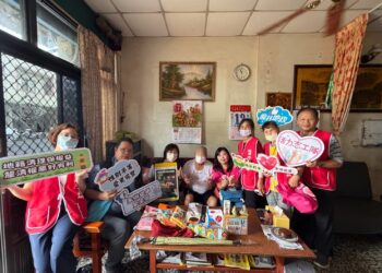 志工關懷送粽香！　龍井地政攜手華山基金會守護長輩 推廣平權繼承與防詐守產