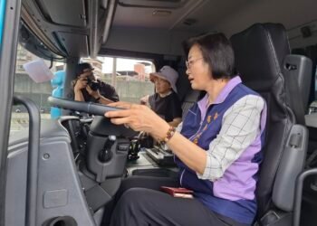 不鑽車縫莫搶先 避開內輪差風險 新北社會局與汽車貨運公會推廣高齡道安 10 不鑽車縫莫搶先 避開內輪差風險 新北社會局與汽車貨運公會推廣高齡道安