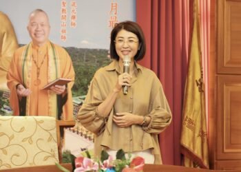 許縣長出席唯心聖教應用易經研究所畢業典禮 頒發縣長獎 10 許縣長出席唯心聖教應用易經研究所畢業典禮 頒發縣長獎