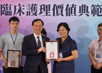 成大醫院洪彩慈、郭育甄兩位護理師獲衛福部首屆「臨床護理價值典範100」殊榮