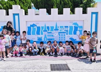 藍白外牆變身大畫布!清水走走藝術季超萌「Limbo」與海洋生物陪伴幼兒上下學 10 藍白外牆變身大畫布!清水走走藝術季超萌「Limbo」與海洋生物陪伴幼兒上下學