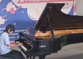 指尖流轉千萬琴音! 中捷「鋼琴界法拉利」引爆彈奏熱潮 市民讚:通勤路上的浪漫奇遇 14 指尖流轉千萬琴音! 中捷「鋼琴界法拉利」引爆彈奏熱潮 市民讚:通勤路上的浪漫奇遇
