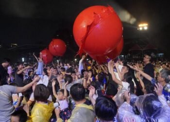紙風車《寶莉回家》嗨翻台中! 千名親子歡聚健行國小 共度藝術仲夏夜 10 紙風車《寶莉回家》嗨翻台中! 千名親子歡聚健行國小 共度藝術仲夏夜
