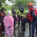強浪來襲仍不顧安全闖入警戒區 8人違規遭海巡取締 12 強浪來襲仍不顧安全闖入警戒區 8人違規遭海巡取締