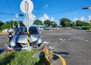 轎車離奇自撞分隔島　駕駛無明顯外傷卻不治
