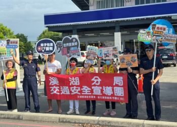 溪湖警分局結合警察志工站上街頭 暑假交通安全宣導 守護青少年平安返家 4 溪湖警分局結合警察志工站上街頭 暑假交通安全宣導 守護青少年平安返家