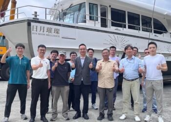 日月潭綠能觀光邁向新里程! 日管處全新電動公務船進行下水實測 16 日月潭綠能觀光邁向新里程! 日管處全新電動公務船進行下水實測