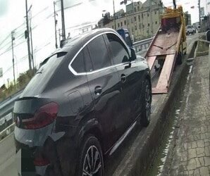 施工路段車拋錨恐釀災　警即時交管解危機