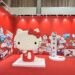 日本【Hello Kitty 展】海外巡迴台灣高雄場7/3 登場 揭開 50年百變魅力、限定透卡、展場周邊一次收藏 新光三越左營盛大開展 11 日本【Hello Kitty 展】海外巡迴台灣高雄場7/3 登場 揭開 50年百變魅力、限定透卡、展場周邊一次收藏 新光三越左營盛大開展