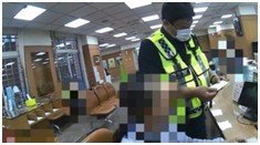 詐團新招曝光!先騙開通網銀再掏空帳戶 婦險成受害者 7 詐團新招曝光!先騙開通網銀再掏空帳戶 婦險成受害者