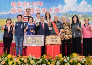 阿爸的肩膀是咱上好的靠山　侯友宜表揚新北市55位模範父親