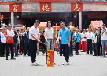 草屯惠德宮迓城隍熱鬧踩街　許縣長點起馬炮