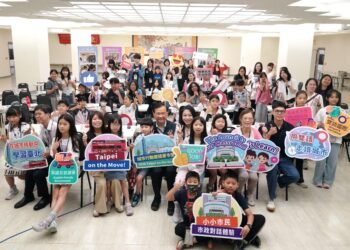搭雙層巴士、闖進議會！北市雙語夏令營帶學生用英語認識城市