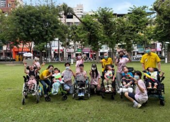 民生醫院飛象家園受虐併重症童走出家園　 大學生陪伴社區走讀觀察自然新體驗
