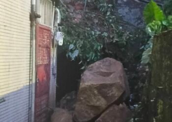 颱風夜驚魂！基隆民宅遭土石砸毀　謝國樑急協助住戶安置