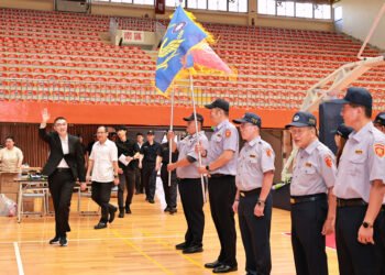 謝國樑親自校閱義勇警察大隊 肯定義警無私奉獻 11 謝國樑親自校閱義勇警察大隊 肯定義警無私奉獻