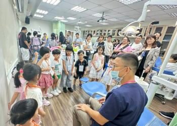 坐診療椅穿小醫師袍 基隆市幼兒牙醫體驗營守護健康萌牙 4 坐診療椅穿小醫師袍 基隆市幼兒牙醫體驗營守護健康萌牙