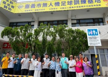 對抗老化有新招！嘉義市首創全齡無人機足球基地　阿公阿嬤也能飛