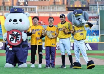 嘉市警聯手中信兄弟反詐 黃敏惠開球籲全民識詐 7 嘉市警聯手中信兄弟反詐 黃敏惠開球籲全民識詐