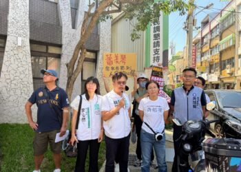 致癌毒油事件延燒 蕭美琴參訪竹北圖書館遭藍白民代抗議 7 致癌毒油事件延燒 蕭美琴參訪竹北圖書館遭藍白民代抗議