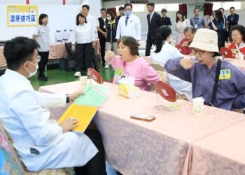健康從牙開始!嘉市百位長者潔牙PK 黃敏惠大讚活力滿滿 11 健康從牙開始!嘉市百位長者潔牙PK 黃敏惠大讚活力滿滿