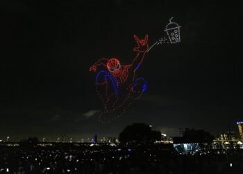 超狂夏夜!蜘蛛人飛越淡水河 大稻埕煙火無人機秀吸12萬人朝聖 7 超狂夏夜!蜘蛛人飛越淡水河 大稻埕煙火無人機秀吸12萬人朝聖