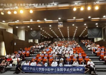 巴巴事業總裁黃烱輝出席中山大學授袍典禮　勉勵準醫師肩負生命重託