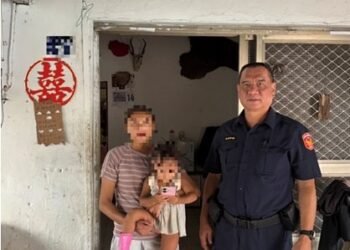 小手指向回家路！仁愛暖警溫柔安撫迷途女童　巧用部落網絡助返家