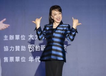 翁倩玉60週年〈時間之歌〉宣布台中加場 沈文程端太陽餅獻祝福
