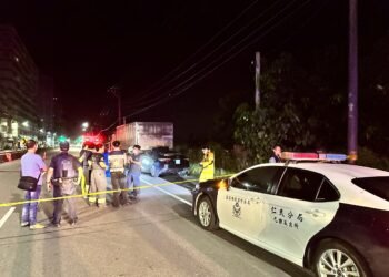 轎車追撞停放路邊砂石車　駕駛受困車內身亡