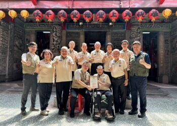 北投媽捐贈機能背心　行動支持北投警維護治安