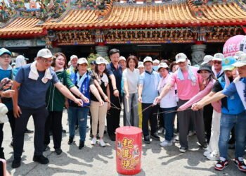 南投指南宮城隍爺聖誕遶境祈安　許縣長點起馬炮祈福
