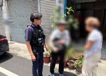 提領80萬買地 北斗警護送長者平安返家 4 提領80萬買地 北斗警護送長者平安返家
