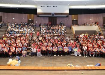 張麗善縣長表揚雲林縣115年度33位模範父親及12位好人好事代表 祝福全天下的爸爸:父親節快樂! 16 張麗善縣長表揚雲林縣115年度33位模範父親及12位好人好事代表 祝福全天下的爸爸:父親節快樂!
