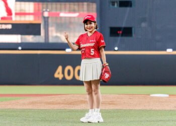 王彩樺擔任味全龍開球嘉賓 尬舞小龍女「逆天女團鉛筆腿」搶鏡 3 王彩樺擔任味全龍開球嘉賓 尬舞小龍女「逆天女團鉛筆腿」搶鏡
