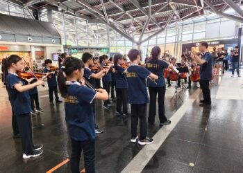 高鐵台南站弦樂快閃 學童傳遞悅耳音符 4 高鐵台南站弦樂快閃 學童傳遞悅耳音符