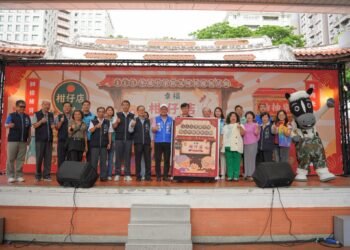 中市「祖父母節」近千人嗨翻! 祖孫復古變裝拍時尚大片 「歐米馬」化身潮阿公驚喜現身 8 中市「祖父母節」近千人嗨翻! 祖孫復古變裝拍時尚大片 「歐米馬」化身潮阿公驚喜現身