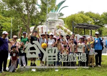 祖孫一起「谷溜」趣! 中市建設局辦鰲峰山走讀 引領探索34道溜滑梯、感受城市美學 4 祖孫一起「谷溜」趣! 中市建設局辦鰲峰山走讀 引領探索34道溜滑梯、感受城市美學