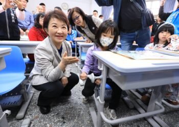 挹注近4.9億元升級學習環境! 中市16萬餘套可調式課桌椅開學前全面到位 5 挹注近4.9億元升級學習環境! 中市16萬餘套可調式課桌椅開學前全面到位