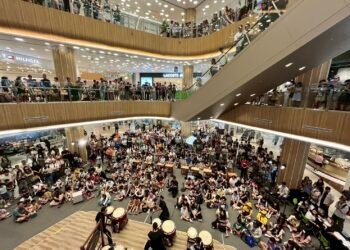 百貨品牌爭相插旗台中! 盧市長任內百貨量販營業額成長45% 今年挑戰千億元大關 12 百貨品牌爭相插旗台中! 盧市長任內百貨量販營業額成長45% 今年挑戰千億元大關