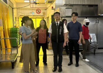 中市國中小免費營養午餐即將啟動! 教育局長視察學校午餐廚房情形 宣布開學供餐整備到位 11 中市國中小免費營養午餐即將啟動! 教育局長視察學校午餐廚房情形 宣布開學供餐整備到位