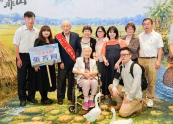 張芳同以報社檢字排版工作拉拔7兒女 為醫女兒小兒麻痺千里尋醫 獲選模範父親 8 張芳同以報社檢字排版工作拉拔7兒女 為醫女兒小兒麻痺千里尋醫 獲選模範父親