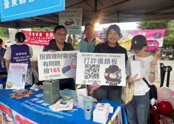 熱氣球嘉年華人潮湧 關山分局攜手友軍宣導識詐反賄 守護遊客安全 6 熱氣球嘉年華人潮湧 關山分局攜手友軍宣導識詐反賄 守護遊客安全