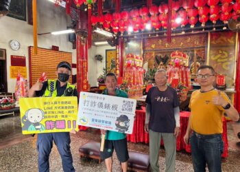 深入社區每個角落 關山警走入地方信仰中心宣導防詐與交安 守護鄉親財產安全 6 深入社區每個角落 關山警走入地方信仰中心宣導防詐與交安 守護鄉親財產安全