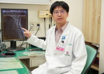 腦部檢查正常仍天天頭痛 醫曝「頸因性頭痛」低頭族最常見 15 腦部檢查正常仍天天頭痛 醫曝「頸因性頭痛」低頭族最常見